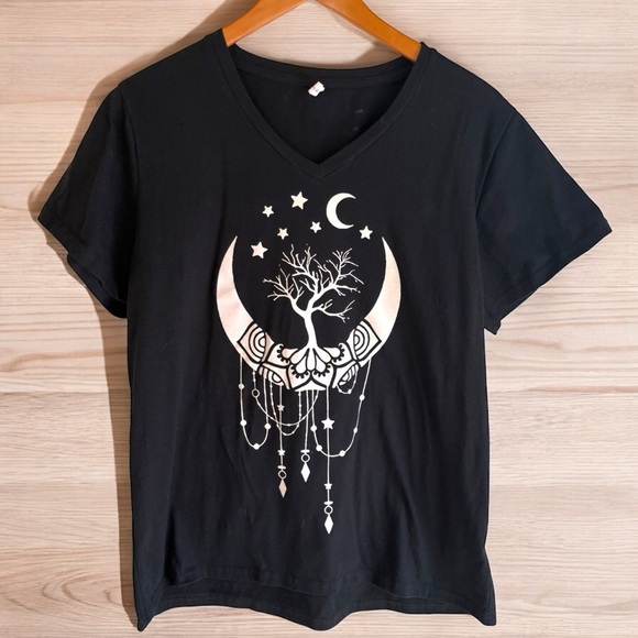 chicyea Tops - Chicyea-XL women’s v-neck crescent moon goddess t-shirt. 50/50 cotton. EUC!